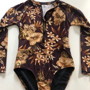 Beautiful long sleeved surf suit/swimsuit perfect for fall's warm water!
